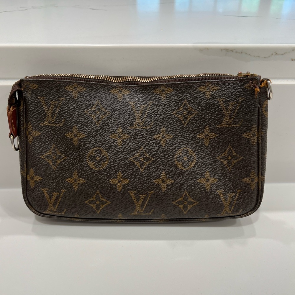 Authentic Louis Vuitton pochette monogram